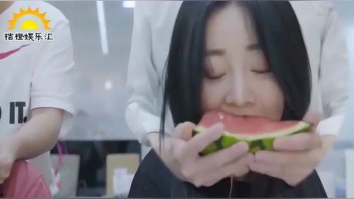 小姐姐直播吃黑瓜,小姐姐挑战吃黑瓜，网友直呼过瘾！