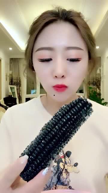 小姐姐直播吃黑瓜,小姐姐挑战吃黑瓜，网友直呼过瘾！
